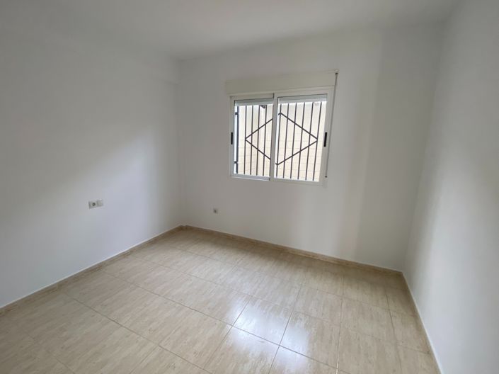Image No.12-4 Bed Townhouse for sale