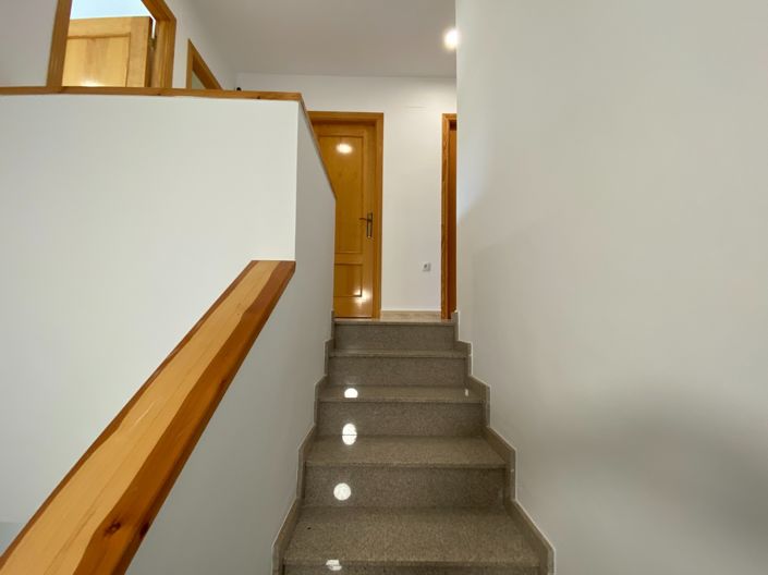 Image No.18-4 Bed Townhouse for sale