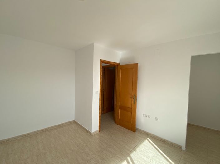 Image No.26-4 Bed Townhouse for sale