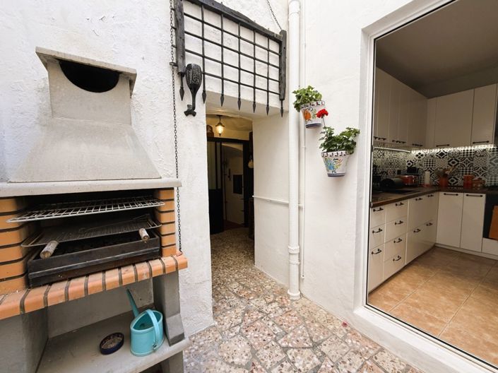 Image No.13-6 Bed Townhouse for sale