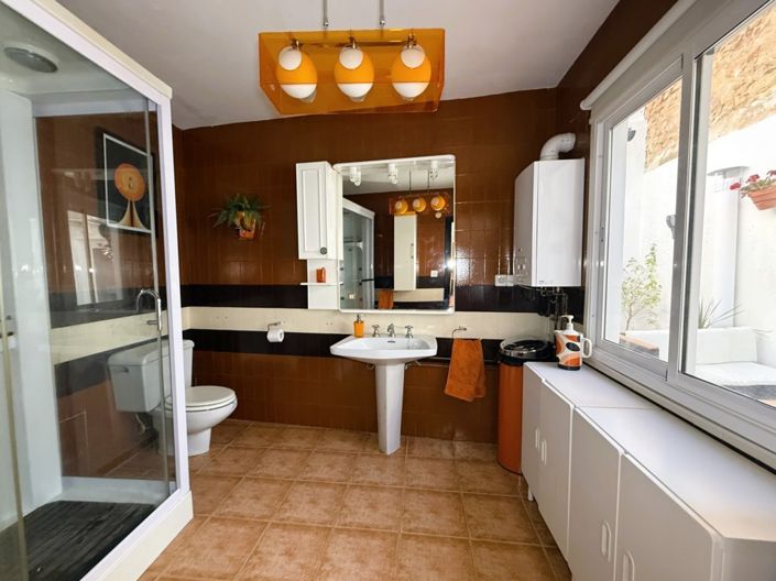 Image No.20-6 Bed Townhouse for sale