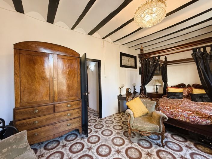 Image No.30-6 Bed Townhouse for sale