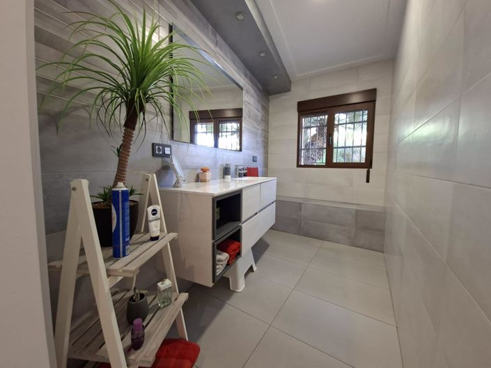 Image No.19-4 Bed Country House for sale