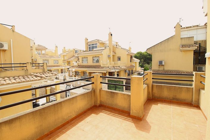 Image No.19-3 Bed Townhouse for sale