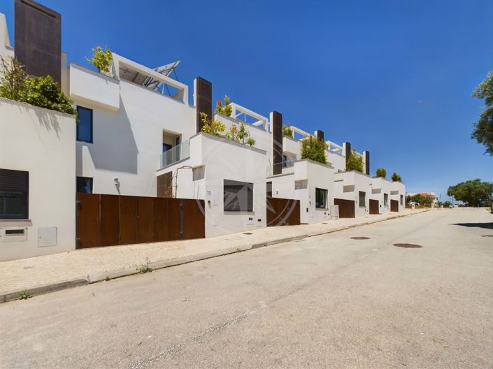 Image No.19-3 Bed Townhouse for sale