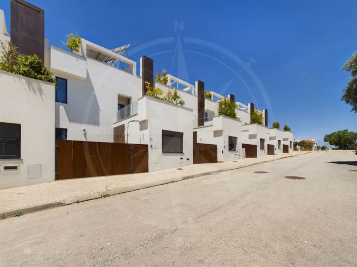 Image No.19-3 Bed Townhouse for sale