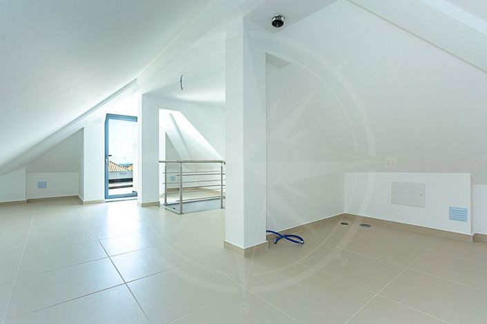 Image No.28-2 Bed Townhouse for sale
