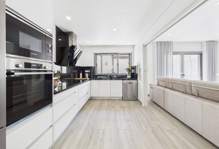 Image No.12-4 Bed Townhouse for sale