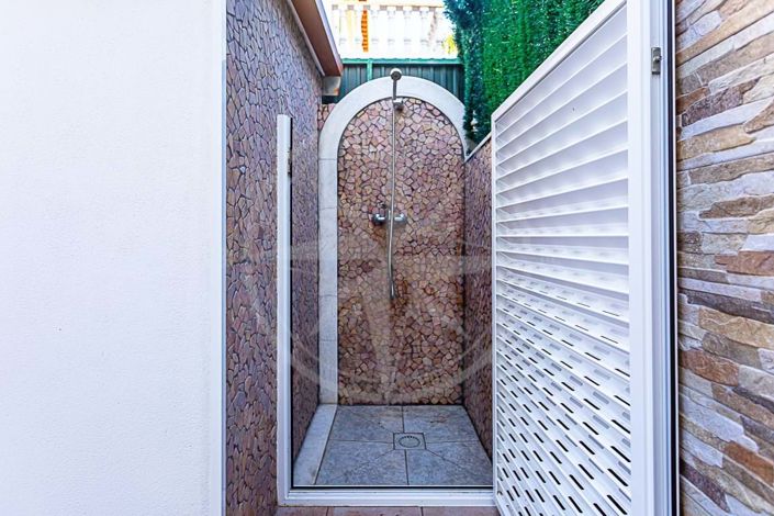 Image No.12-2 Bed Townhouse for sale