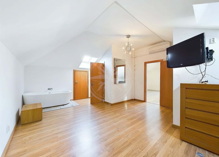 Image No.18-4 Bed Apartment for sale