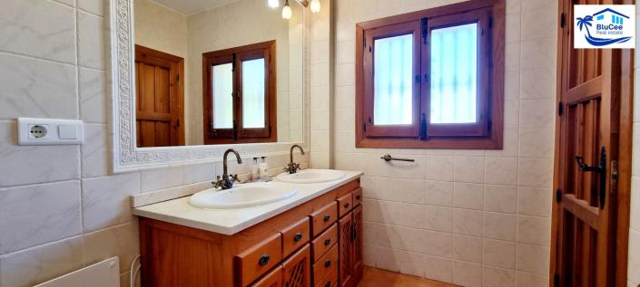 Image No.24-4 Bed Villa / Detached for sale