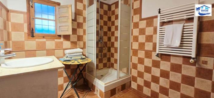 Image No.25-2 Bed Country House for sale