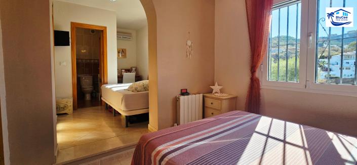 Image No.25-3 Bed Chalet for sale