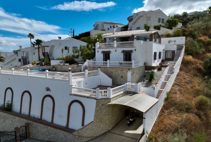 Image No.59-3 Bed Chalet for sale