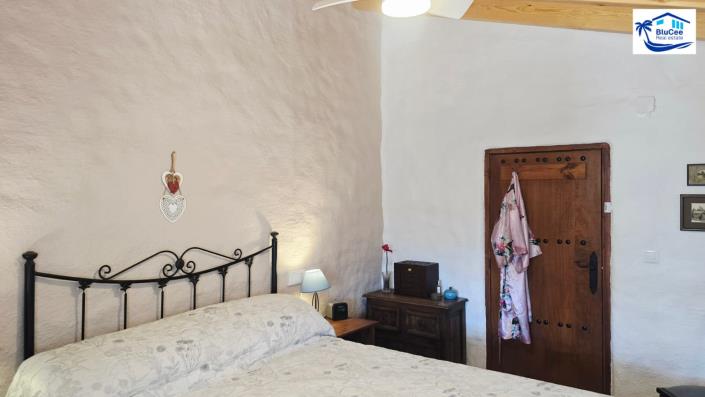 Image No.39-2 Bed Country House for sale