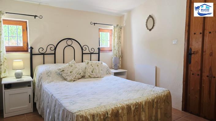 Image No.31-2 Bed Country House for sale