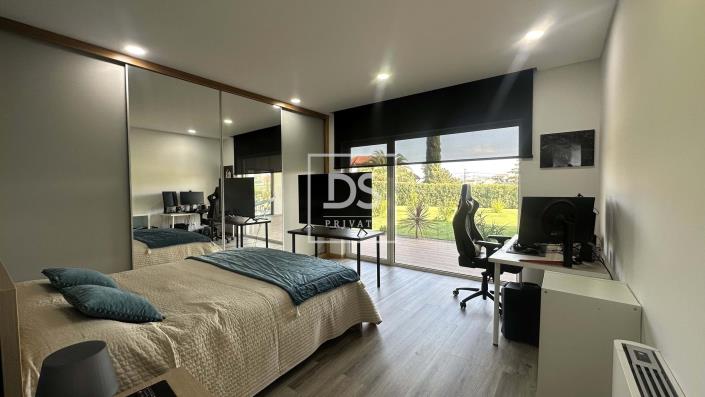 Image No.1-4 Bed House for sale