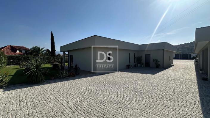 Image No.8-4 Bed House for sale