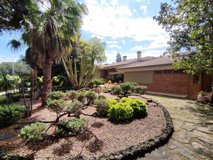 Image No.6-13 Bed Villa for sale