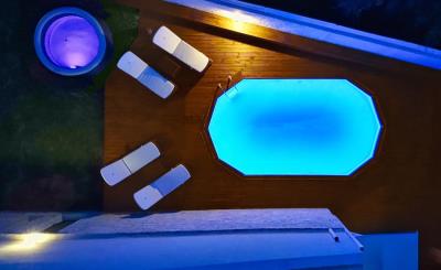 Pool-and-jacuzzi-from-above