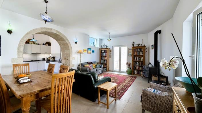 Image No.12-2 Bed House for sale