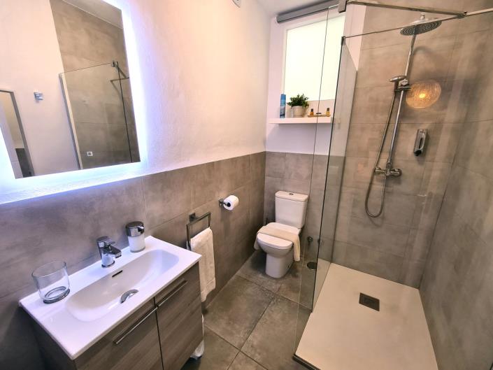 Image No.29-5 Bed Commercial for sale