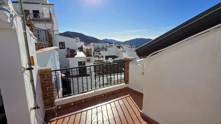 Image No.26-3 Bed Townhouse for sale