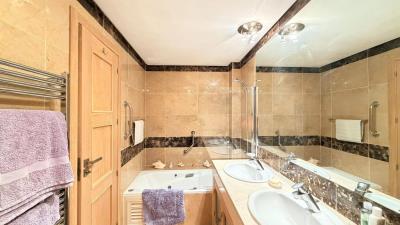 Marina-del-Castillo-La-Duquesa-Ensuite-481