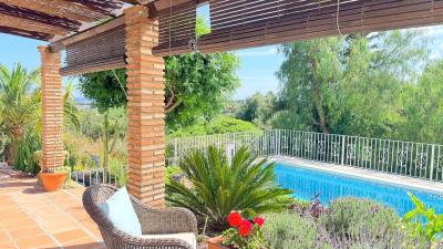 KIWII-Real-Estate-520-Estepona-Villa-Outside