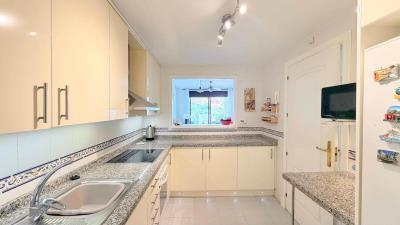 Duquesa-Village-521-KIWII-Real-Estate-kitchen