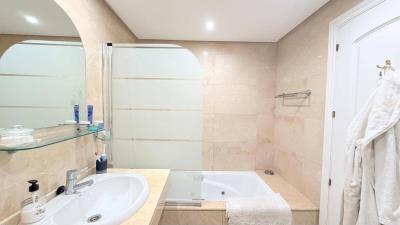 Duquesa-Village-521-KIWII-Real-Estate-Primary-Bath