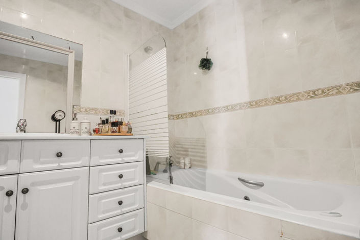 Image No.17-2 Bed Property for sale