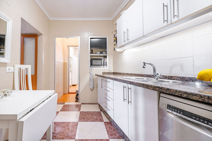 Image No.10-2 Bed Property for sale