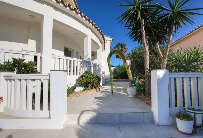 Image No.1-4 Bed House for sale