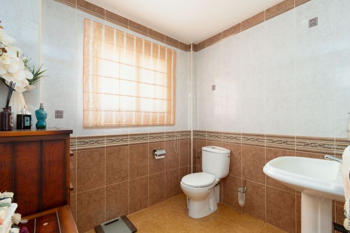 Image No.12-4 Bed House for sale