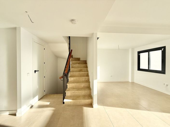 Image No.14-3 Bed Townhouse for sale