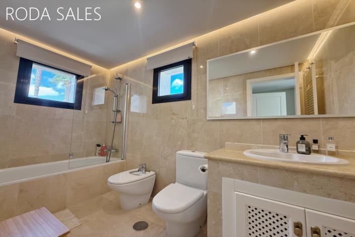 Image No.32-4 Bed Villa / Detached for sale