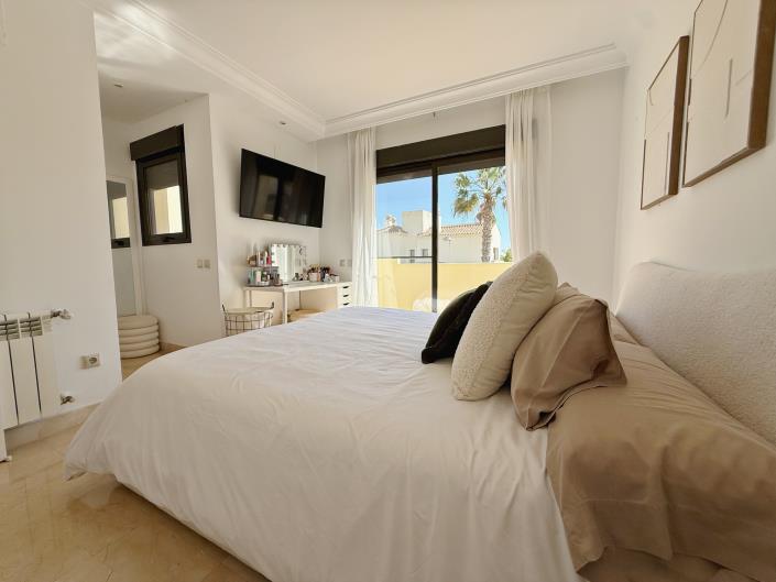 Image No.28-3 Bed Townhouse for sale