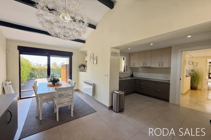 Image No.13-4 Bed Villa / Detached for sale