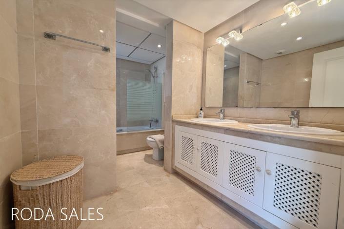 Image No.25-4 Bed Villa / Detached for sale