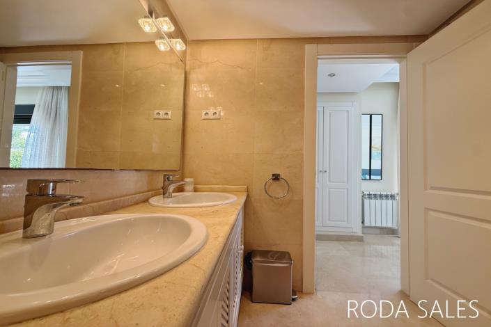 Image No.27-4 Bed Villa / Detached for sale