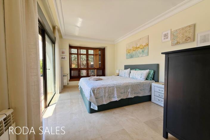 Image No.28-4 Bed Villa / Detached for sale