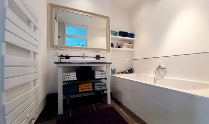 Image No.25-7 Bed House for sale