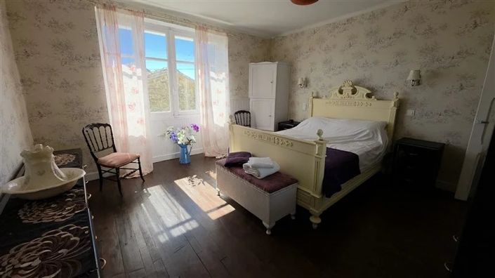 Image No.24-6 Bed House for sale