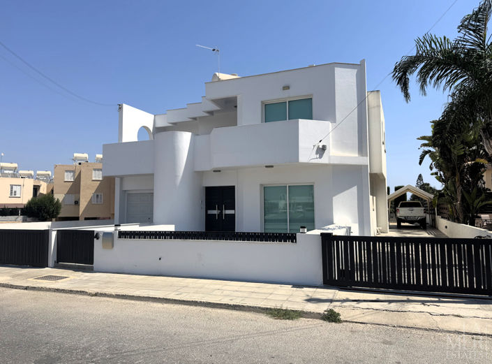 Image No.1-3 Bed Villa for sale