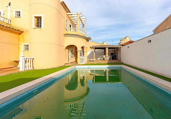 Image No.9-4 Bed Villa / Detached for sale