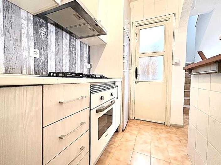 Image No.12-2 Bed Townhouse for sale