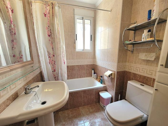 Image No.16-4 Bed Semi-Detached for sale