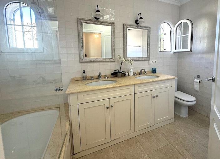 Image No.8-4 Bed Villa / Detached for sale