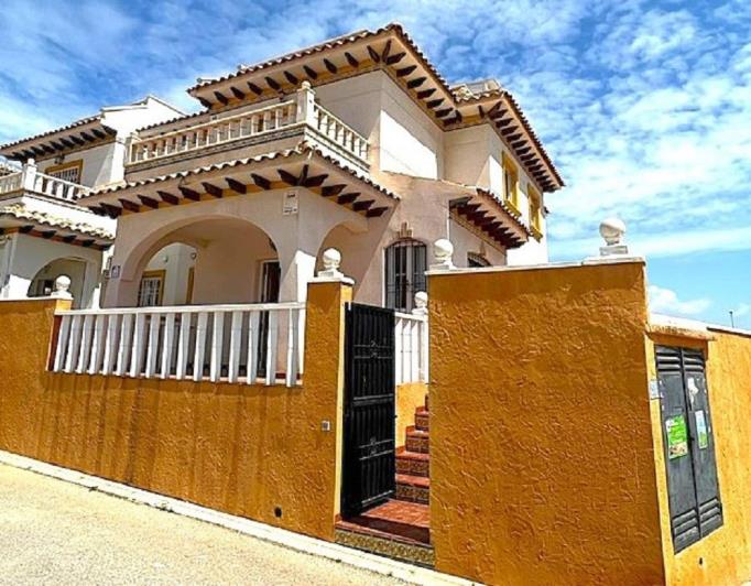 Image No.19-4 Bed Semi-Detached for sale
